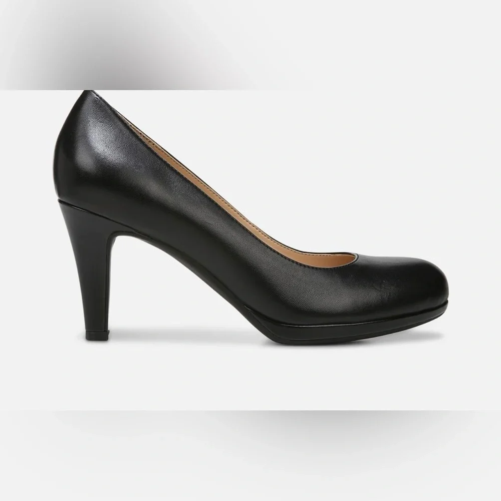 Naturalizer Michelle black leather pumps.